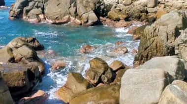 Güzel kayalıklar, kayalar, dağlar, büyük sörfçü dalgaları ve Puerto Escondido Oaxaca 'da sahilin doğal sahili manzarası..