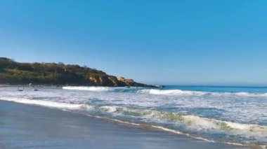 Güzel kayalıklar, kayalar, dağlar, büyük sörfçü dalgaları ve Puerto Escondido Oaxaca 'da sahilin doğal sahili manzarası..