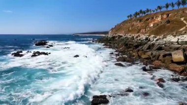 Güzel kayalıklar, kayalar, dağlar, büyük sörfçü dalgaları ve Puerto Escondido Oaxaca 'da sahilin doğal sahili manzarası..