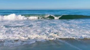 Zicatela Puerto Escondido Oaxaca 'da büyük ve güçlü sörfçü dalgaları..