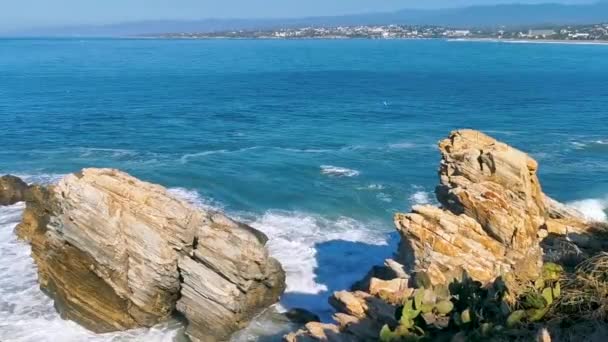 Krásné Skály Útesy Kameny Balvany Hory Obrovské Vlny Surfař Přírodní — Stock video