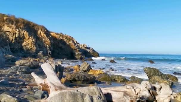 Piękne Skały Skały Skały Kamienie Głazy Góry Ogromne Fale Surferów — Wideo stockowe