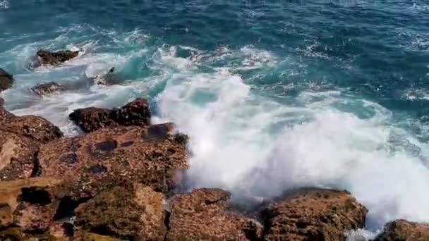 Krásné Skály Útesy Kameny Balvany Hory Obrovské Vlny Surfař Přírodní — Stock video