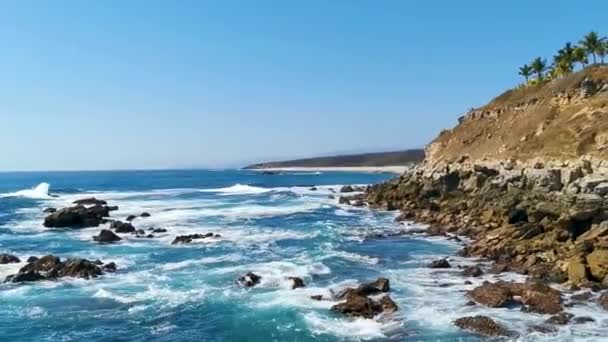 Rochas Bonitas Penhascos Pedras Pedras Montanhas Enormes Ondas Surfista Praia — Vídeo de Stock