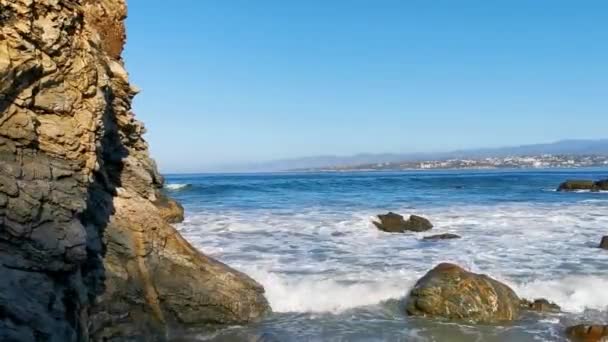 Rochas Bonitas Penhascos Pedras Pedras Montanhas Enormes Ondas Surfista Praia — Vídeo de Stock