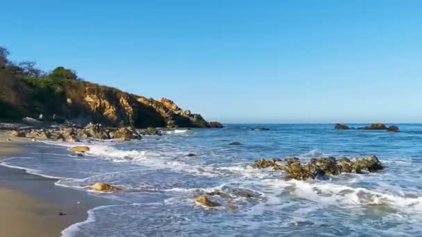 Piękne Skały Skały Skały Kamienie Głazy Góry Ogromne Fale Surferów — Wideo stockowe