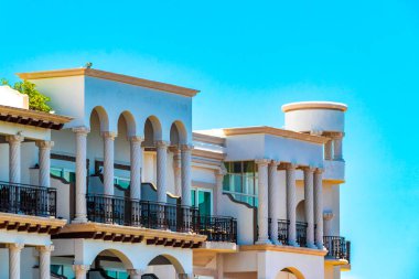 Playa del Carmen Quintana Roo Mexico 'daki Karayipler' deki büyük tatil ve otel kompleksi deniz ve palmiye ağaçları.