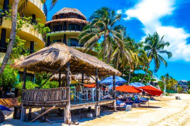 İnsanlarla dolu tropik Meksika Karayip plajı ve denizi güneş şemsiyeleri Playa del Carmen Quintana Roo Meksika 'da turkuaz su ve dalgalar oluşturur..