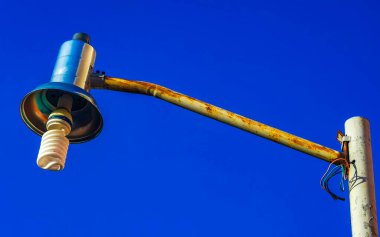 Zicatela Puerto Escondido Oaxaca Meksika 'da mavi gökyüzü ile sokak ışıkları.