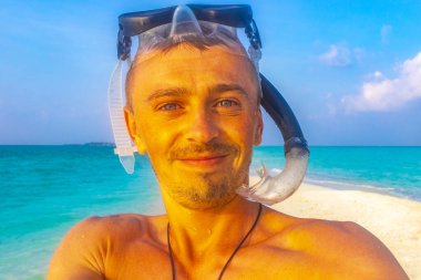 Rasdhoo Atoll Maldivleri 'ndeki Rasdhoo Adası' nda şnorkelli yüzgeçli ve şnorkel maskeli bir adam..