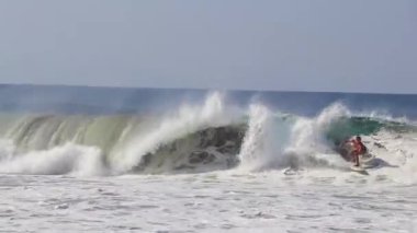 Puerto Escondido Oaxaca Meksika 13. Kasım 2022 sörfçü sörf sörfü sörfü sörf tahtası üzerinde güzel güneşli sahillerde, mavi gökyüzü Zicatela Puerto Escondido Oaxaca Meksika 'da..