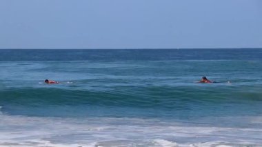 Puerto Escondido Oaxaca Meksika 13. Kasım 2022 sörfçü sörf sörfü sörfü sörf tahtası üzerinde güzel güneşli sahillerde, mavi gökyüzü Zicatela Puerto Escondido Oaxaca Meksika 'da..