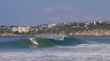 Puerto Escondido Oaxaca Meksika 13. Kasım 2022 sörfçü sörf sörfü sörfü sörf tahtası üzerinde güzel güneşli sahillerde, mavi gökyüzü Zicatela Puerto Escondido Oaxaca Meksika 'da..