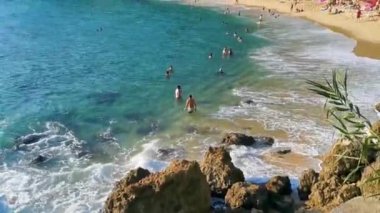Puerto Escondido Oaxaca Meksika 14. Kasım 2022 Sahil Kum Turkuvaz Mavi Su Kayalıkları Kayalar Kayalar Güneş Kayaları Palmiye Ağaçları ve Büyük Sörfçü Dalgaları Playa Carrizalillo Puerto Escondido Meksika.