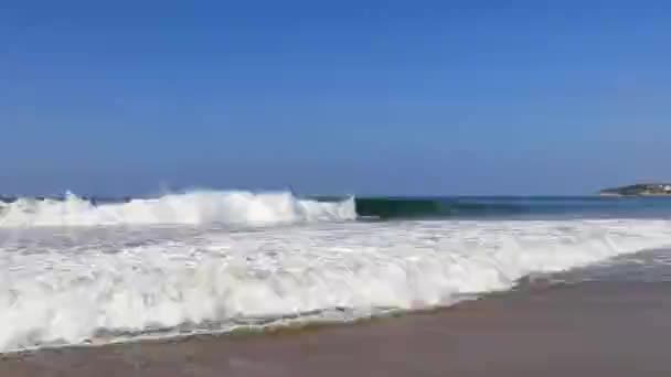 Εξαιρετικά Τεράστια Μεγάλα Κύματα Ισχυρό Σέρφερ Στην Παραλία Στο Zicatela — Αρχείο Βίντεο