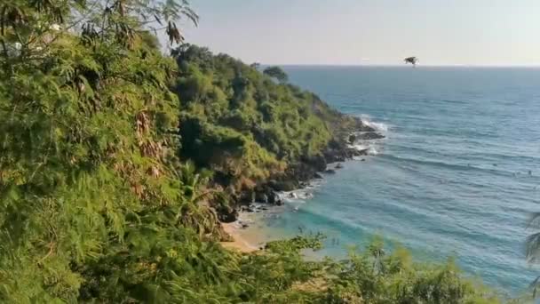 Strand Zand Turquoise Blauw Water Rotsen Kliffen Rotsblokken Zon Natuur — Stockvideo