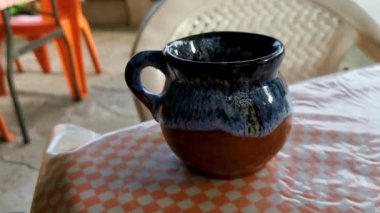 Zicatela Puerto Escondido Oaxaca Meksika 'daki restoranda bir fincan siyah kaşık ve tabakla birlikte kahve..
