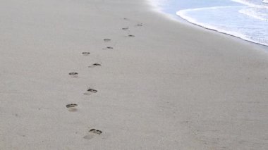 Zicatela Puerto Escondido Oaxaca Meksika 'daki kumsalda ayak izleri..