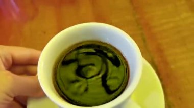 Zicatela Puerto Escondido Oaxaca Meksika 'daki El Cafecito' daki ahşap masada siyah kahve fincanı..