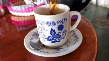 Zicatela Puerto Escondido Oaxaca Meksika 'daki El Cafecito' daki ahşap masada siyah kahve fincanı..