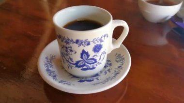 Zicatela Puerto Escondido Oaxaca Meksika 'daki El Cafecito' daki ahşap masada siyah kahve fincanı..