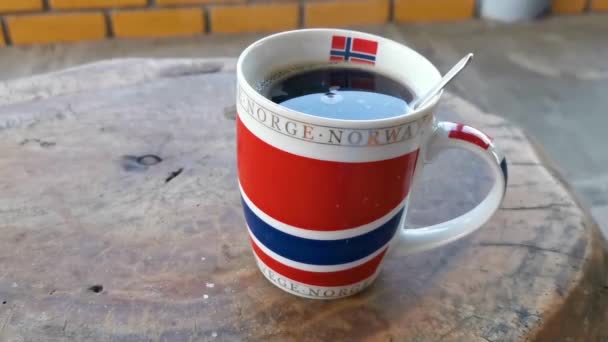 Norwegische Kaffeetasse Norwegische Kaffeekanne Auf Holztisch Zicatela Puerto Escondido Oaxaca — Stockvideo