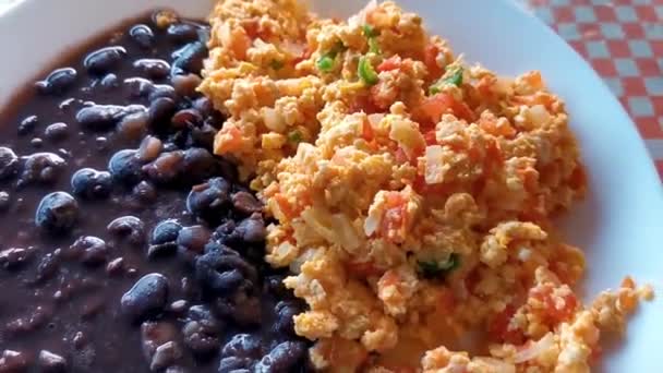 Mexicaans Ontbijt Roerei Met Zwarte Bonen Zicatela Puerto Escondido Oaxaca — Stockvideo