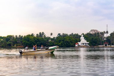 Bentota Sahili, Galle Bölgesi, Güney Sri Lanka Bölgesi Bentota Ganga Nehri Gölü 'ndeki mangrov ormanlarında tekne gezisi tekneleri..