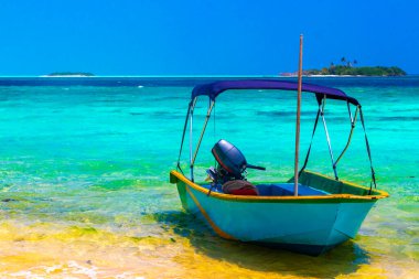 Rasdhoo Mercan Maldivleri 'ndeki Rasdhoo adasındaki mavi turkuaz suda bir sürat teknesinin motoru..