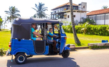 Bentota Beach Southern Eyaleti Sri Lanka 16. Mart 2018 Bentota Beach Galle Bölgesi, Güney Sri Lanka 'da mavi bir Rickshaw Tuk Tuk taksisi kullanıyor..