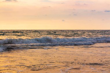 Bentota Sahili, Galle Bölgesi, Güney Sri Lanka Adası 'nda muazzam güçlü dalgalar ve berrak suyla güneşli manzara manzarası..