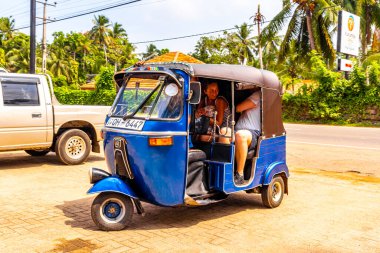 Bentota Beach Southern Eyaleti Sri Lanka 16. Mart 2018 Bentota Beach Galle Bölgesi, Güney Sri Lanka 'da mavi bir Rickshaw Tuk Tuk taksisi kullanıyor..