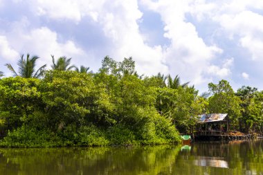 Bentota Sahili, Galle Bölgesi, Güney Sri Lanka Bölgesi Bentota Ganga Nehri Gölü 'ndeki mangrov ormanlarında tekne gezisi tekneleri..