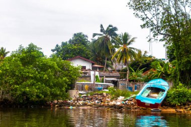Bentota Sahili, Galle Bölgesi, Güney Sri Lanka Bölgesi Bentota Ganga Gölü 'ndeki Mangrove Ormanı' ndan geçen korkunç çöp teknesi safari evi tekneleri..