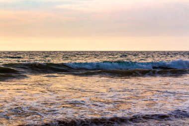 Bentota Sahili, Galle Bölgesi, Güney Sri Lanka Adası 'nda muazzam güçlü dalgalar ve berrak suyla güneşli manzara manzarası..