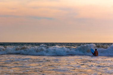 Bentota Sahili, Galle Bölgesi, Güney Sri Lanka Adası 'nda muazzam güçlü dalgalar ve berrak suyla güneşli manzara manzarası..
