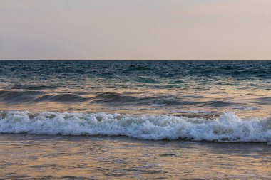 Bentota Sahili, Galle Bölgesi, Güney Sri Lanka Adası 'nda muazzam güçlü dalgalar ve berrak suyla güneşli manzara manzarası..
