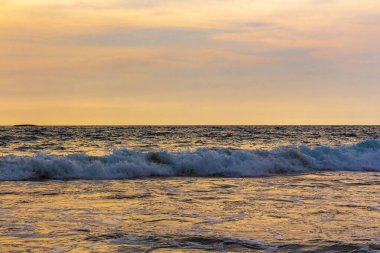 Bentota Sahili, Galle Bölgesi, Güney Sri Lanka Adası 'nda muazzam güçlü dalgalar ve berrak suyla güneşli manzara manzarası..