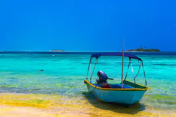 stock image Motor engine of a speedboat in the blue turquoise water on Rasdhoo island in Rasdhoo Atoll Maldives.