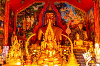 Güney Asya 'da Chiang Mai Amphoe Mueang Chiang Mai Tayland' da inşa edilen Doi Suthep tapınağının altın sarısı Wat Phra heykelinin heykeli..