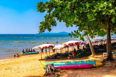 Pattaya Chon Buri Tayland 25. Ekim 2018 Tropikal plaj dalgaları su, insanlar palmiye ağaçları ve gökdelenler Jomtien Sahili Pattaya Bang Lamung Chon Buri Tayland, Güney Asya.