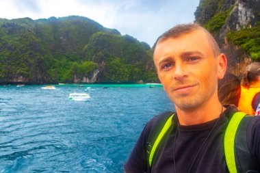 Güneydoğu Asya 'daki Ao Nang Amphoe Mueang Krabi Tayland' daki Koh Phi adasına giden feribottaki bir adam..
