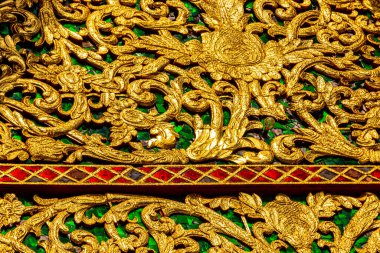 Güney Asya 'daki Chiang Mai Amphoe Mueang Mai Tayland' da duvar dokusu inşa eden Doi Suthep Tapınağı 'nın renkli altın sarısı Wat Phra detayları..