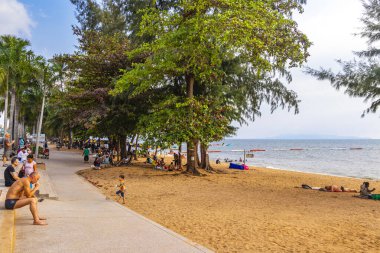 Pattaya Chon Buri Tayland 25. Ekim 2018 Tropikal plaj dalgaları su, insanlar palmiye ağaçları ve gökdelenler Jomtien Sahili Pattaya Bang Lamung Chon Buri Tayland, Güney Asya.