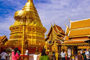 Güney Asya 'da Chiang Mai Amphoe Mueang Chiang Mai Tayland' da inşa edilen Doi Suthep tapınağı altın sarısı pagoda Wat Phra.