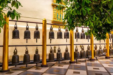 Güney Asya 'da Chiang Mai Amphoe Mueang Mai Tayland' da inşa edilen Doi Suthep tapınağı altın sarısı Wat Phra 'da çanlar çalıyor..