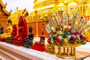 Güney Asya 'da Chiang Mai Amphoe Mueang Chiang Mai Tayland' da inşa edilen Doi Suthep tapınağının altın sarısı Wat Phra heykelinin heykeli..
