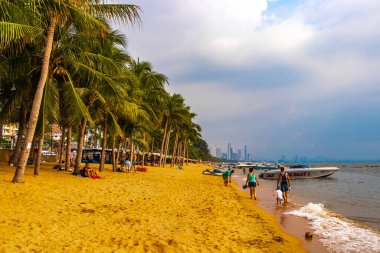 Pattaya Chon Buri Tayland 25. Ekim 2018 Tropikal plaj dalgaları su, insanlar palmiye ağaçları ve gökdelenler Jomtien Sahili Pattaya Bang Lamung Chon Buri Tayland, Güney Asya.