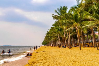 Pattaya Chon Buri Tayland 25. Ekim 2018 Tropikal plaj dalgaları su, insanlar palmiye ağaçları ve gökdelenler Jomtien Sahili Pattaya Bang Lamung Chon Buri Tayland, Güney Asya.