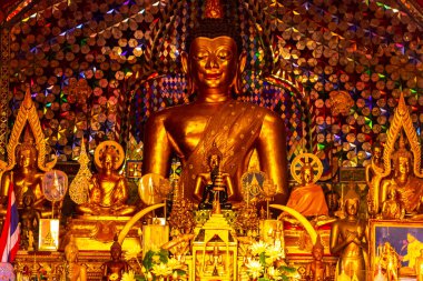 Güney Asya 'da Chiang Mai Amphoe Mueang Chiang Mai Tayland' da inşa edilen Doi Suthep tapınağının altın sarısı Wat Phra heykelinin heykeli..